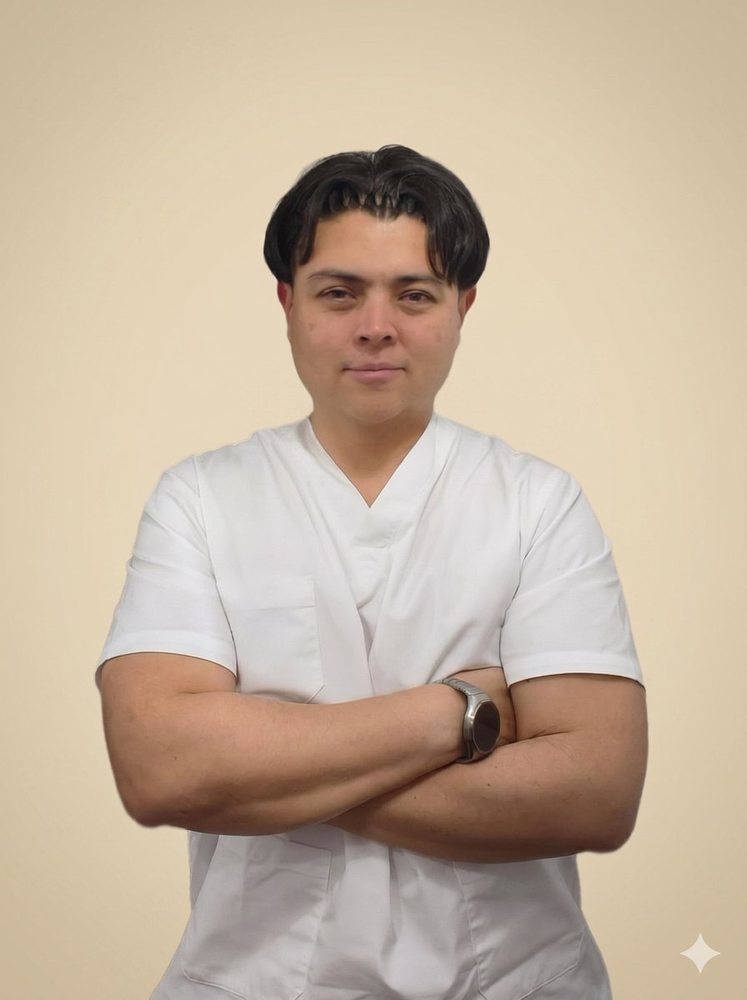 Persona mayor con manos en el rostro, ejercicio neurocognitivo parálisis facial